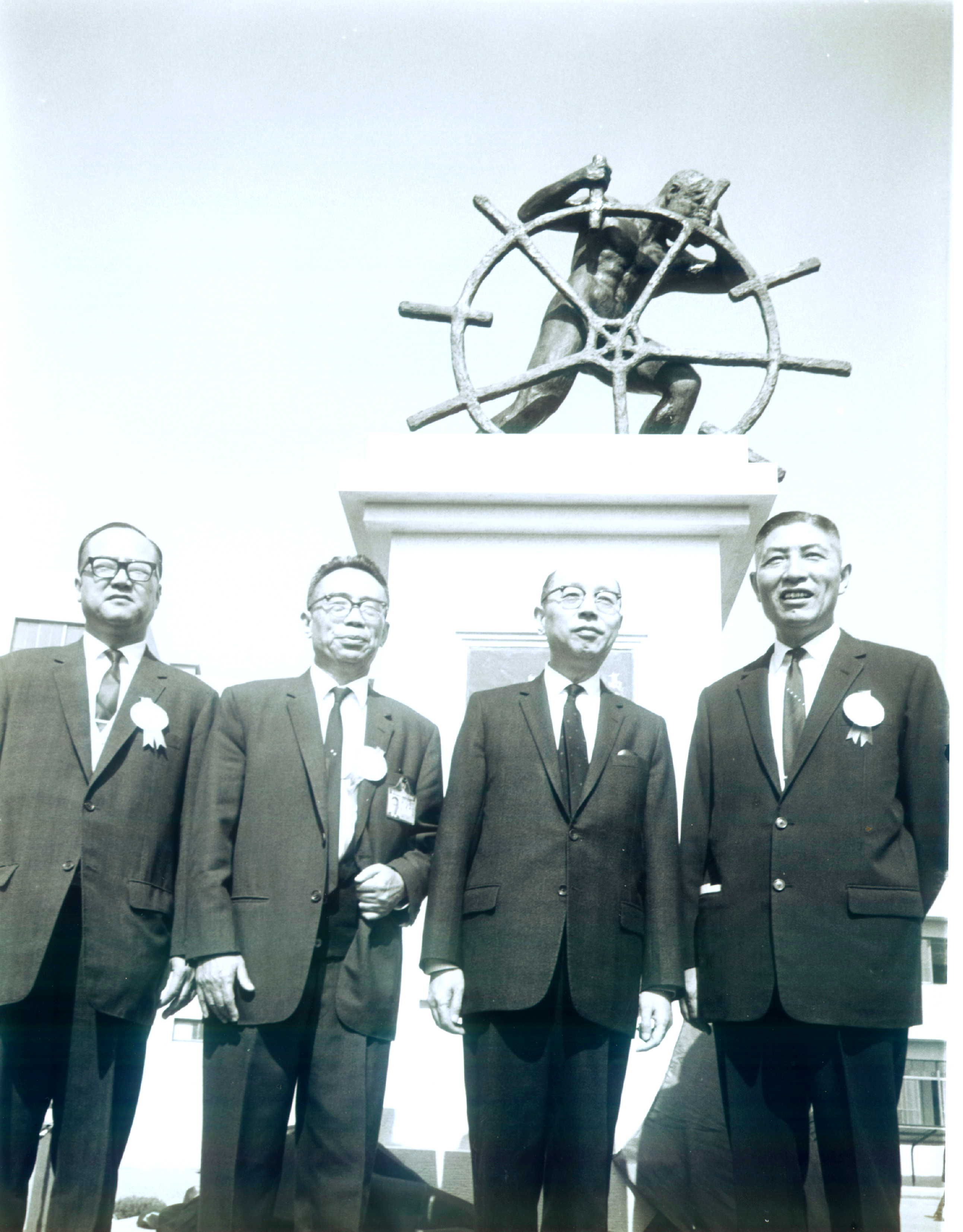 55年12月3日高雄前鎮科技產業園區建成典禮後長官合影
