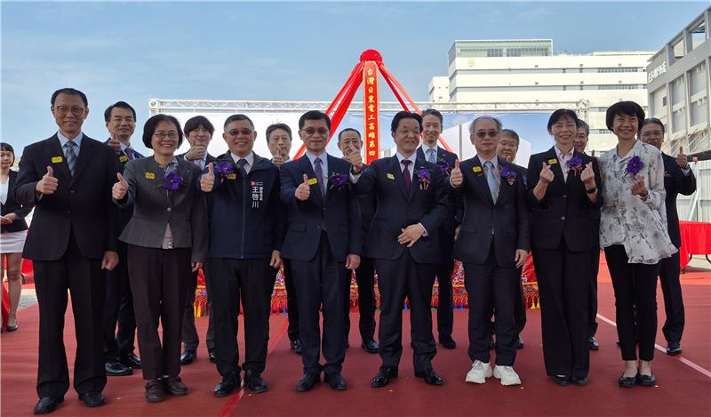 Deputy Minister of Economic Affairs, Ho Chin-Tsang (front row, 4th from the left) took group photo with Chairman of Nitto Denko (Taiwan) Corporation Mr. Kenjiro Asuma (front row, 5th from the left), and other distinguished guests.
