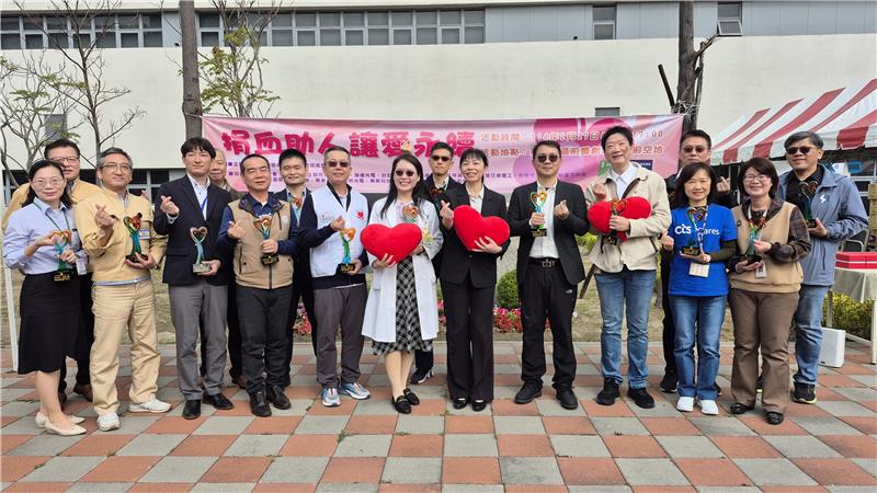 Director Yu Shu-Hui (7th from left) of the Kaohsiung-Pingtung Branch poses with representatives from 15 partner companies.