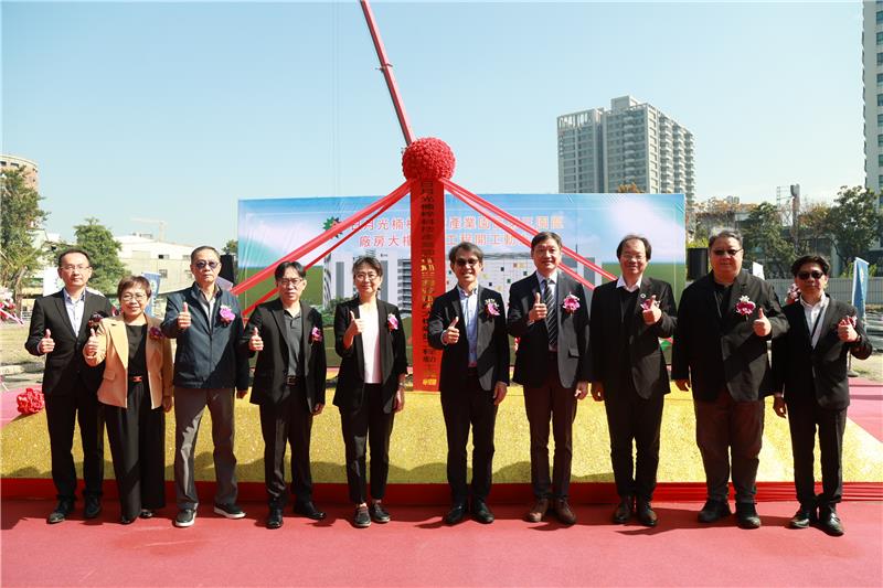 1150311 日月光半導體公司洪松井資深副總(左六)、園管局劉繼傳副局長(右四)及與會貴賓於動土典禮合影。.JPG