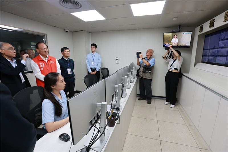 行政院訪視經濟部工業管線及科技產業園區災害防救業務 展現強化民生與產業安全防護決心(園管局楊局長伯耕(左1)為行政院季政委連成(左2)、經濟部何次長晉滄(左3)介紹環境監測中心)