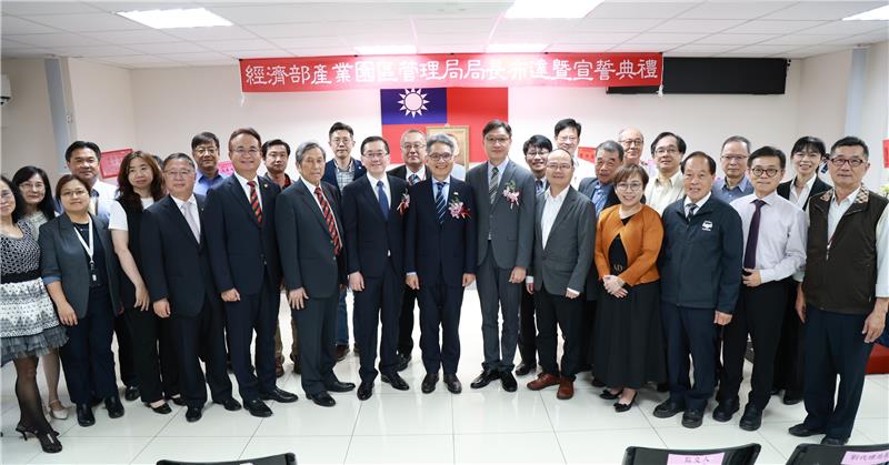 Group photo with attending distinguished guests.