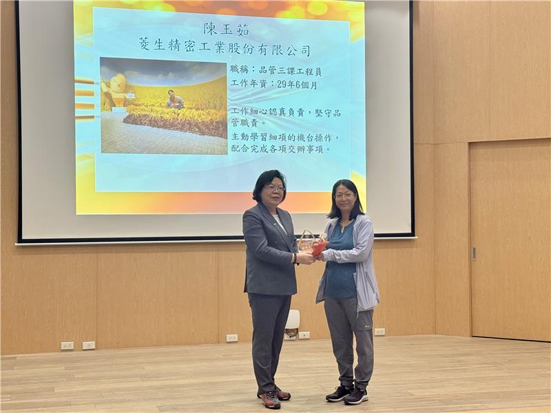 台灣科技產業園區光學及精密儀器工業同業公會 吳淑品理事長(左)與115年模範勞工菱生精密公司陳玉茹工程員合影.jpeg