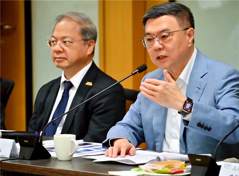 行政院卓院長南下高雄傾聽產業聲音 面對美國關稅挑戰展現即時行動力(卓院長聆聽產業代表建言即時回覆)