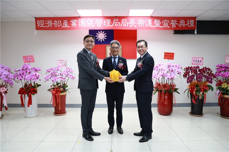 From left to right: Acting Director-General Liu Chi-Chuan of the BIP, Vice Minister Lai Chien-Hsin of the MOEA, and the newly appointed Director-General Yang Chih-Ching of the BIP during the official seal handover ceremony.
