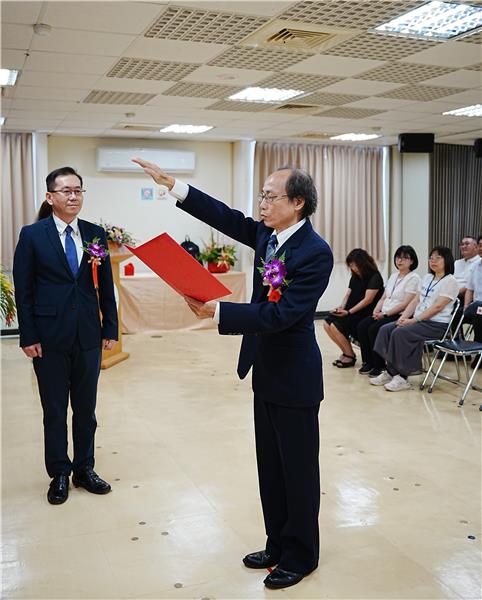 Director-General Yang Chih-Ching (left) witnesses the oath-taking ceremony of the newly appointed Director Chen Kao-Shang (right).