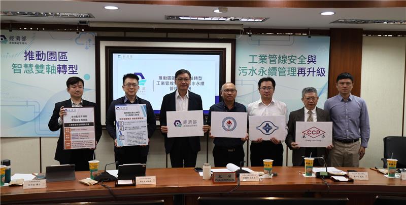 經濟部園管局劉繼傳副局長與企業代表合影，齊心打造兼具安全防災、智慧預警及環境永續的現代化產業園區。.JPG