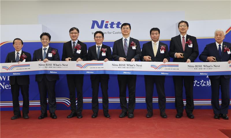 BIP Deputy Director-General Liu Chi-Chuan and distinguished guests join in a ribbon-cutting ceremony marking the completion of new Kaohsiung plant.