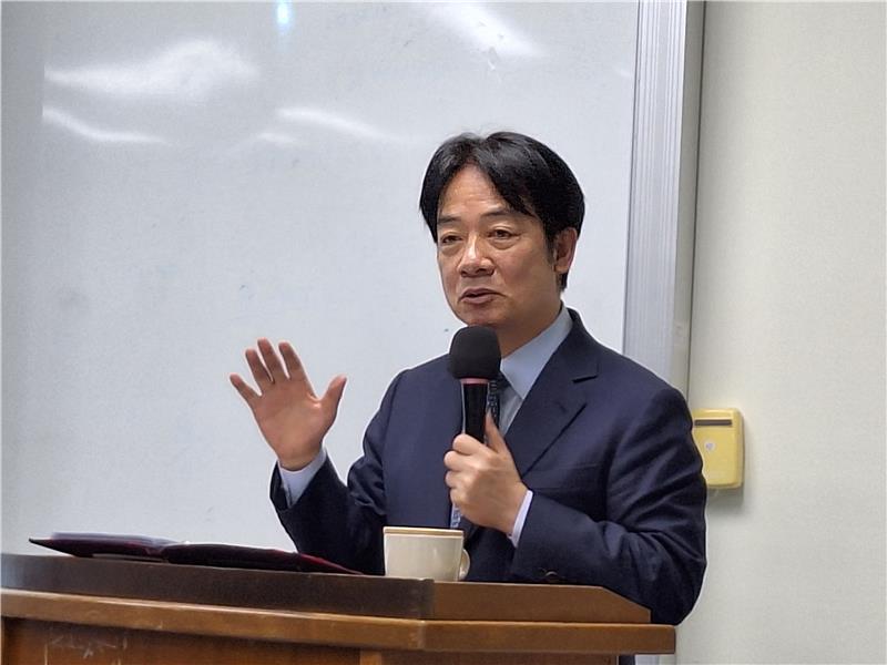 賴清德總統產業傾聽之旅率隊前進臺中全力協助產業應對美關稅衝擊(賴總統說明政府提出完整措施，以應對美國關稅政策，加強與美國合作，強化臺灣經濟實力).