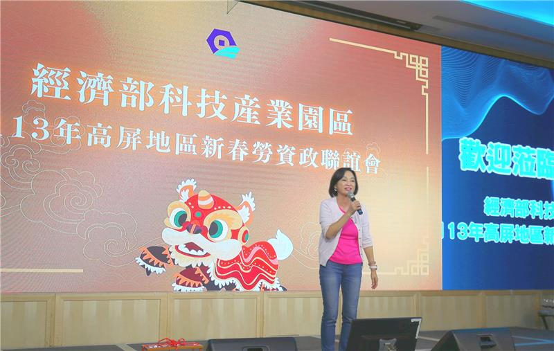 The legislator Ke Zhi-En delivers a speech.