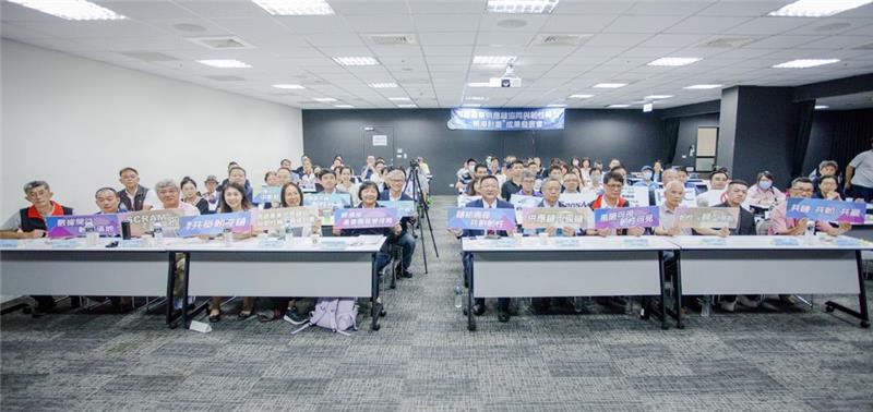Ms. Wu Shu-Fang, acting Director of the Investment Services, posed for a group photo with distinguished guests attending the event.