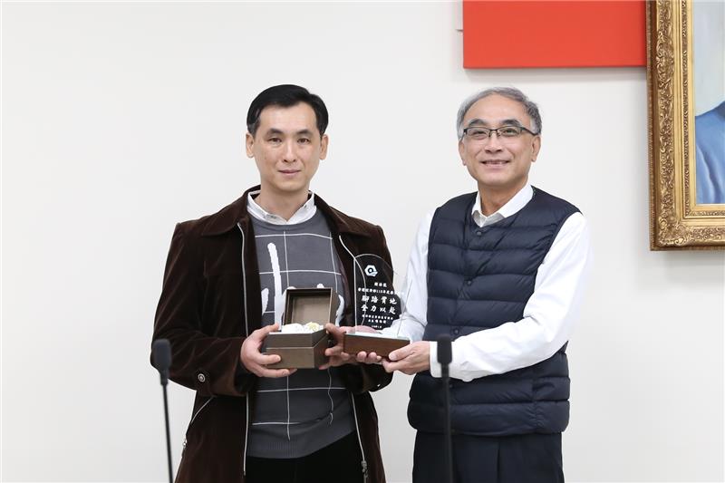 1130104 園管局臺中分局消防員榮獲經濟部112年度廉潔楷模(園管局臺中分局消防員闕海龍(左)榮獲經濟部112年度廉潔楷模，園管局局長楊伯耕(右)於今日表揚).JPG