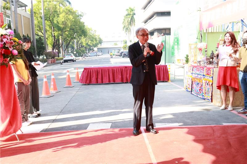 園管局楠梓園區創新產業大樓今上梁 預計115年完工啟用(經濟部園管局局長楊伯耕致詞表示創新產業大樓興建開啟園區行政場域更新新篇章)