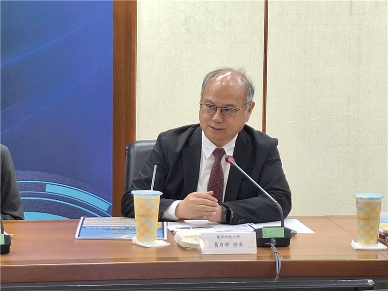 President Ko Tzu-Hsiang of Lunghwa University of Science and Technology presents the results of industry–academia collaboration and advisory programs.