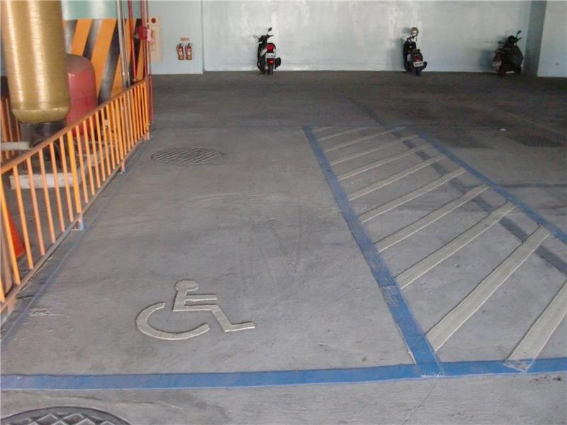 行動不便者使用設施--無障礙停車格