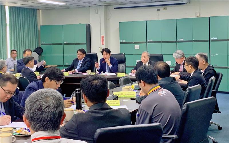賴清德總統產業傾聽之旅率隊前進臺中全力協助產業應對美關稅衝擊(由左至右依序為總統府潘孟安秘書長、賴總統、行政院龔明鑫秘書長、經濟部郭智輝部長)