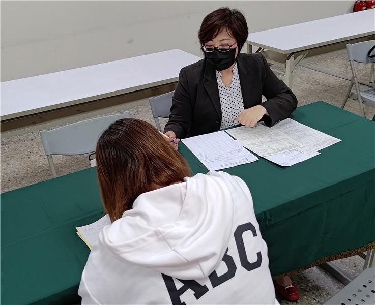 民眾於活動現場填寫資料參與徵才