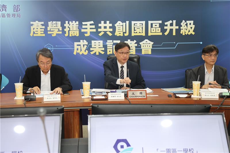 Deputy Director-General Liu Chi-Chuan of BIP introduces the fruitful outcomes of the “One Park, One School” industry–academia co-creation initiative.