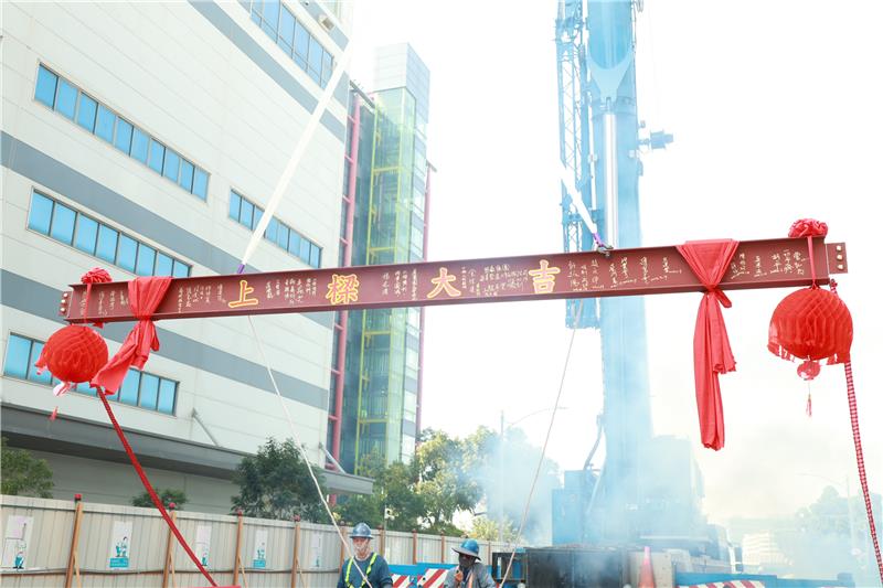 The first building in the KSP Phase II, the Asia Bay Smart Technology Building, not only showcases the progress of the construction but also symbolizes that Kaohsiung's smart industry cluster is officially moving into the next stage, with completion expected by the end of the year.