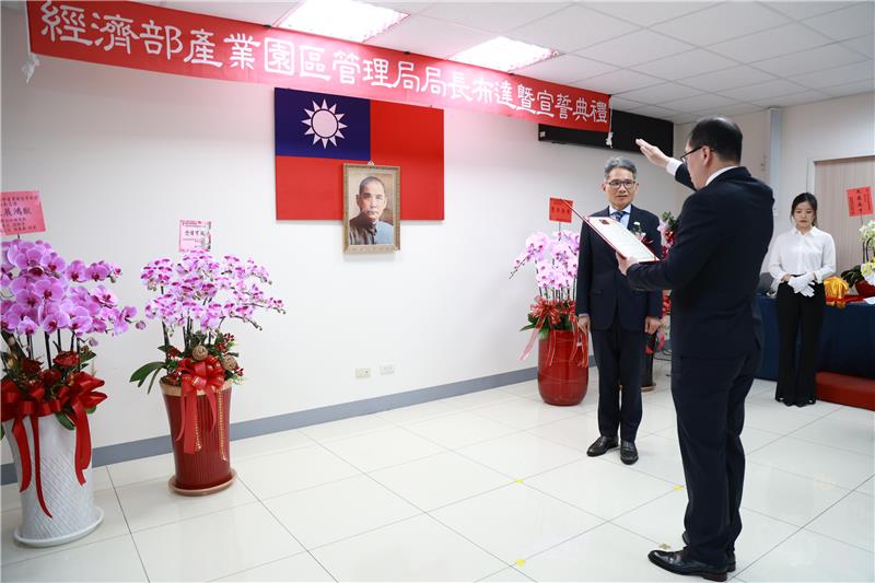 The newly appointed Director-General of the BIP, Yang Chih-Ching, takes the oath of office, administered and witnessed by Vice Minister Lai Chien-Hsin of the MOEA.