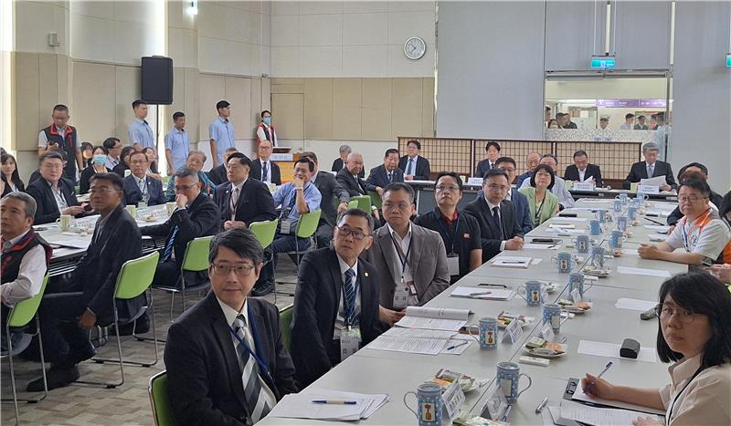 賴總統新北產業園區產業傾聽之旅 秉持臺灣精神再創經濟奇蹟(賴總統進行傾聽產業之旅，與產業代表溝通意見解決問題)