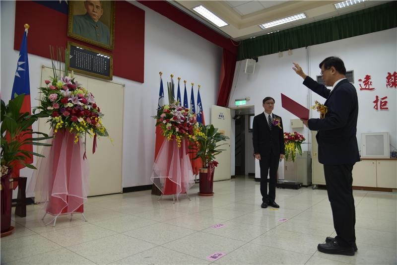 New Director Wu Miao-Wen takes the oath of office, with BIP Deputy Director-General Liu presiding over the appointment and administering the oath.