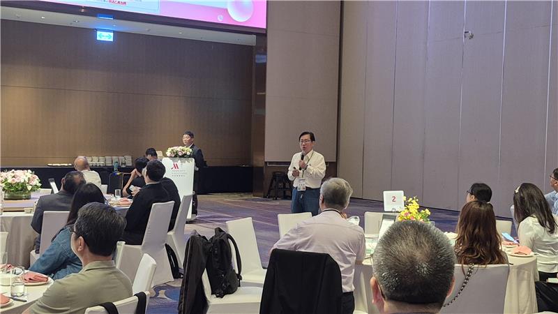 Syu Lian-cheng, Manager of Chuan Mao Energy Co., Ltd., explains government energy-saving subsidy resources and the application of smart technologies.  