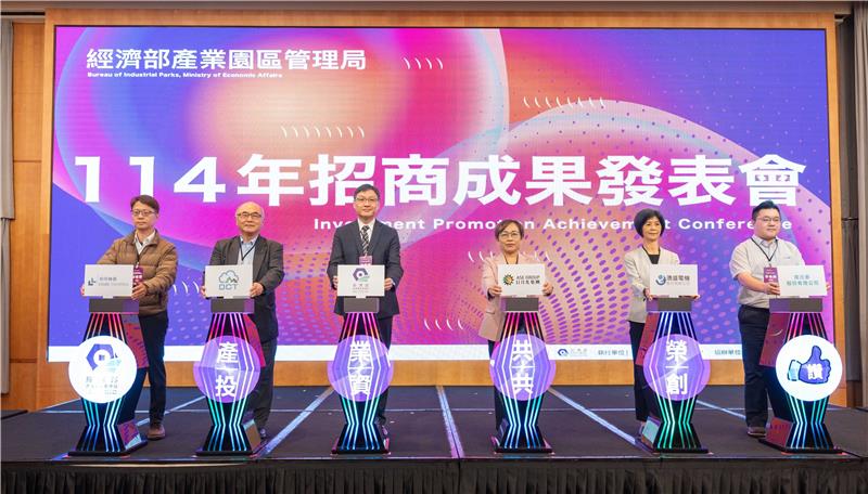 Mr. Liu Chi-Chuan, Deputy Director General of the BIP (third from left) and distinguished guests participate in the flag-planting ceremony. 