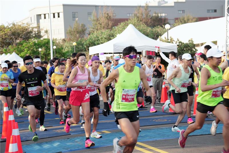 臺中港科技園區淨零排碳、低碳轉型路跑活動熱鬧開跑(鳴槍起跑)