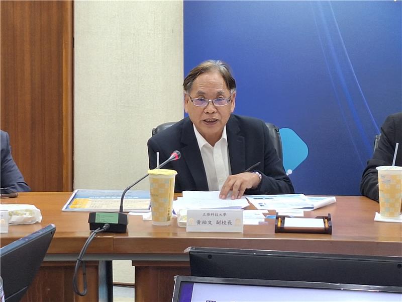 Vice President Huang Po-Wen of ChengShiu University presents the results of industry–academia collaboration and advisory programs.