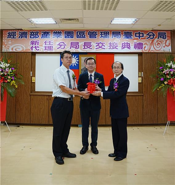 Acting Director Wang (left) hands over the official seal to the new Director Chen Kao-Shang (right), witnessed by Director-General Yang Chih-Ching.