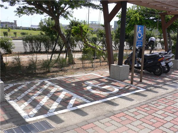 於戶外停車場設置無障礙機車停車格位