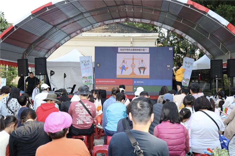 親子一同進行法令知識王搶答，寓教於樂增進大家法律知識