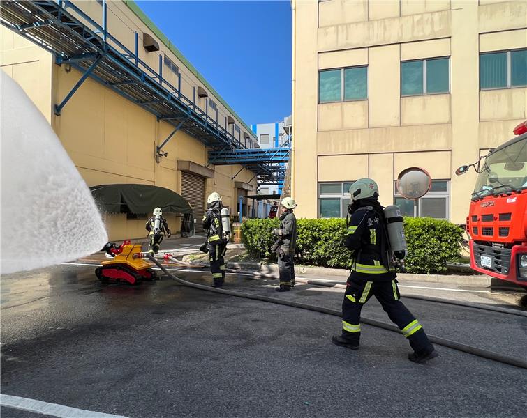 行政院災害防救辦公室視導科技產業園區複合式災害自主演練(港務消防隊新力軍「消防機器人」加入滅火行列2)