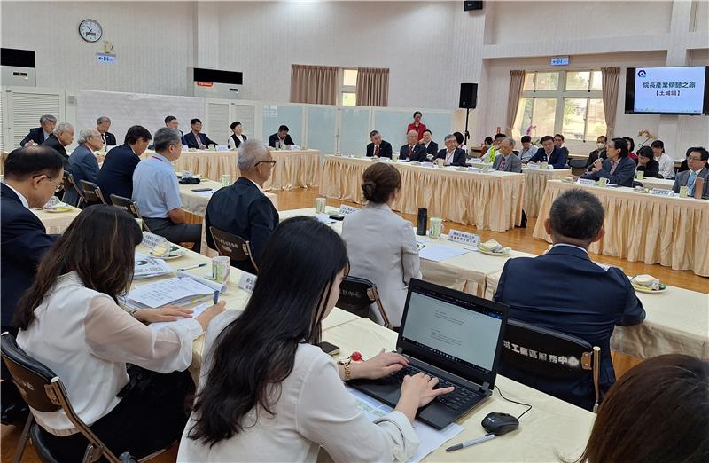 行政院卓院長傾聽產業之旅用最短時間加大力道協助產業升級轉型(卓院長率領行政院團隊傾聽新北產業心聲。)