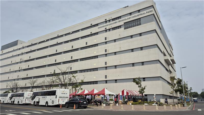 The event was held in front of the Forward-looking Innovation Building within the park.