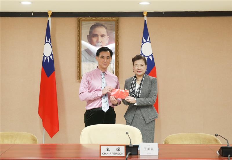 園管局台中分局消防員闕海龍獲頒廉潔楷模，經濟部部長親自表揚-2.jpg