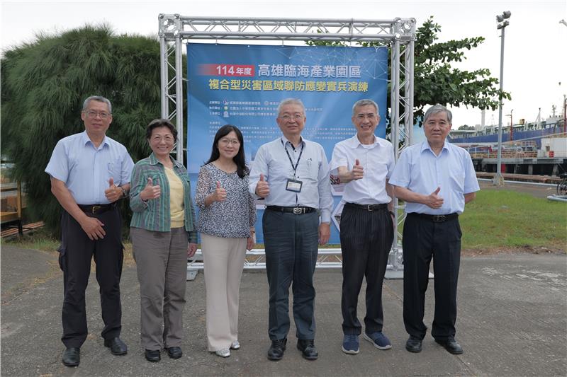 園管局徐仲禮組長(右2)與參與複合型災害應變演練貴賓合影。