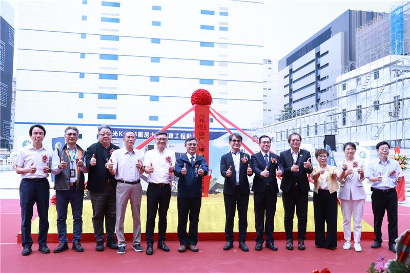 Mr. Hung Sung-Ching, Director-General Yang Chih-Ching, and guests at the groundbreaking ceremony posed for a group photo.