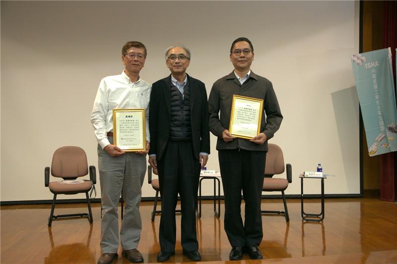 Director-General Yang Bo-Geng (center) of the BIP of MOEA presents a certificate of appreciation to Mr. Weng Rong-Zhou (left), the convener of the LinYuan Industrial Park Comprehensive Inspection Project, and Professor Wu Rong-Ping (right), the deputy convener, during a commemorative photo session.