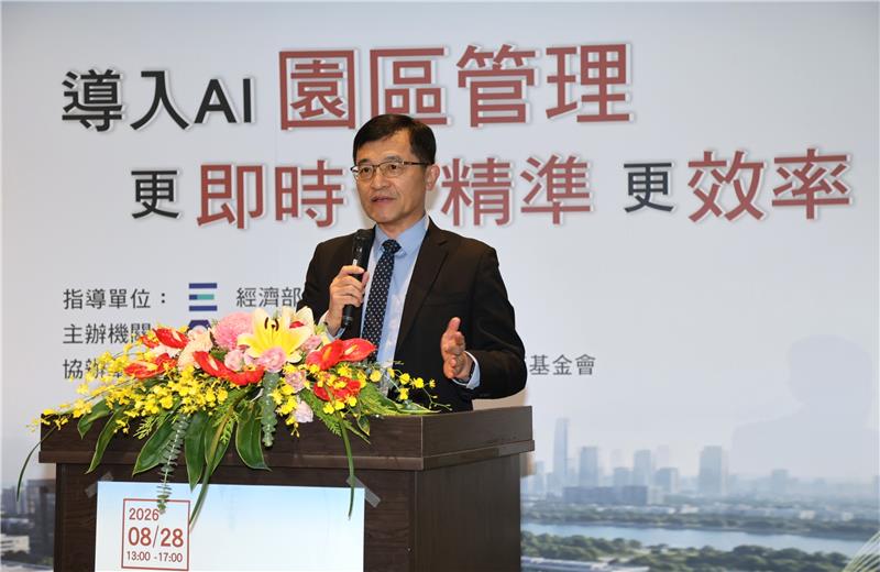 經濟部何晉滄次長主持高峰論壇，期望凝聚中央地方產業新共識。.JPG