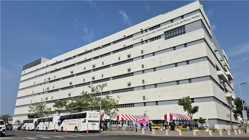 園管局高屏分局攜手前鎮科技產業園區廠商實踐社會公益，於今(26)日在園區前瞻創新大樓前舉行捐血活動。