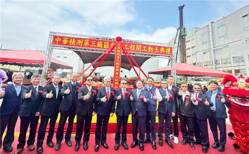 1150320 園管局臺北分局梁又文分局長(左五)與動土典禮與會貴賓合影.jpg