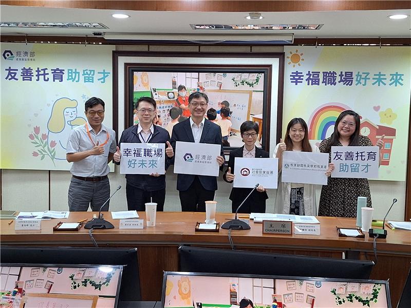 1150427 經濟部園管局劉繼傳副局長與各部會代表合影，說明政府友善托育政策成功。.jpg