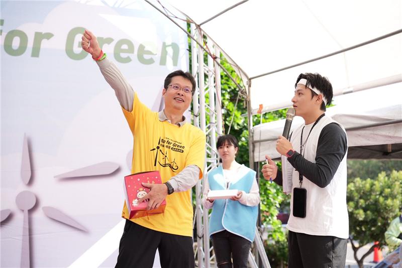 臺中港科技園區淨零排碳、低碳轉型路跑活動熱鬧開跑(經濟部園管局臺中分局王振權副分局長(左1)於抽獎活動抽出獲獎者)