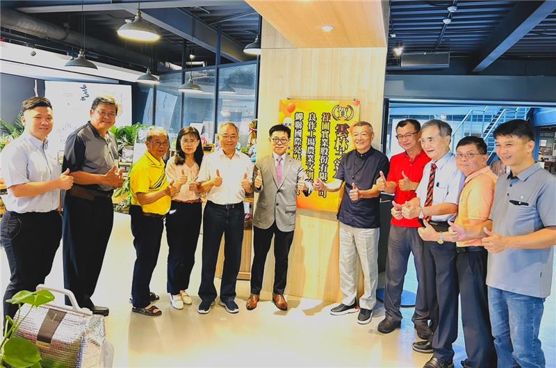 園管局臺南分局曹家文分局長(左6)偕同園區廠商、廠協(聯)會貴賓恭賀良作工場農業文創館三度蟬聯國際國際亮點觀光工廠：良作工場吳昆民董事長(右5)、林陽山副總經理(右4)、 斗六工業區廠協會許溫德理事長(右3)、豐田工業區廠聯會歐士嘉前會長(右2)、元長工業區廠聯會陳政利會長(右1)、祥圃公司林永豐副董事長 (左5)、豐田(兼元長)中心葉惠如代理主任(左4)、福麥公司陳祥董事長(左3)、魏振逢監察人(左2)、 劉式桓副會長(左1)。