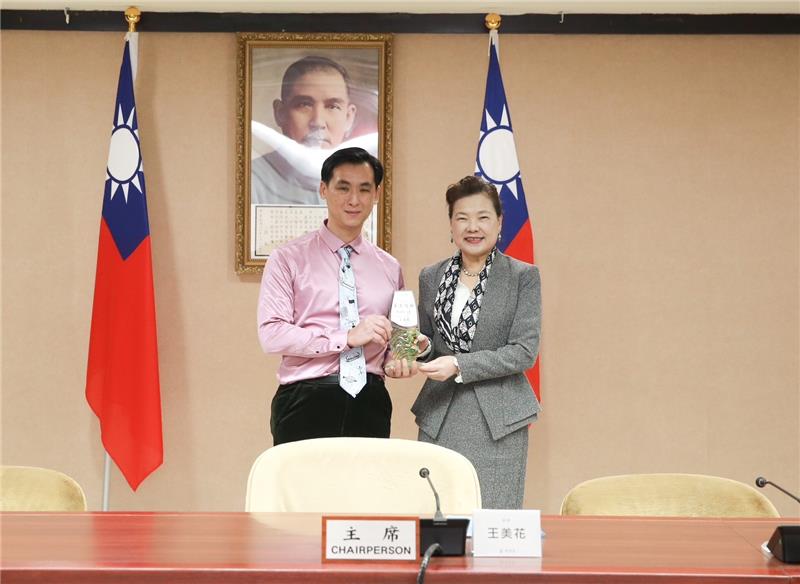 園管局台中分局消防員闕海龍獲頒廉潔楷模，經濟部部長親自表揚-1.jpg